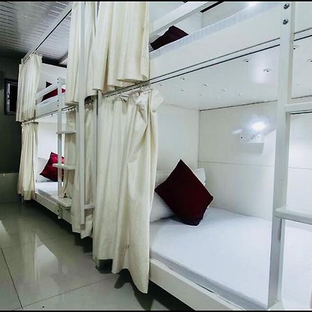 Qubestay Airport Capsule Hotel & Hostel Mumbai Exterior photo