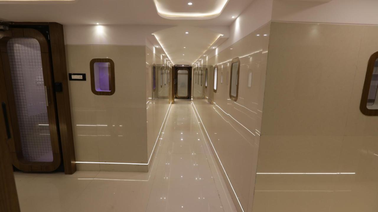 Qubestay Airport Capsule Hotel & Hostel Mumbai Exterior photo