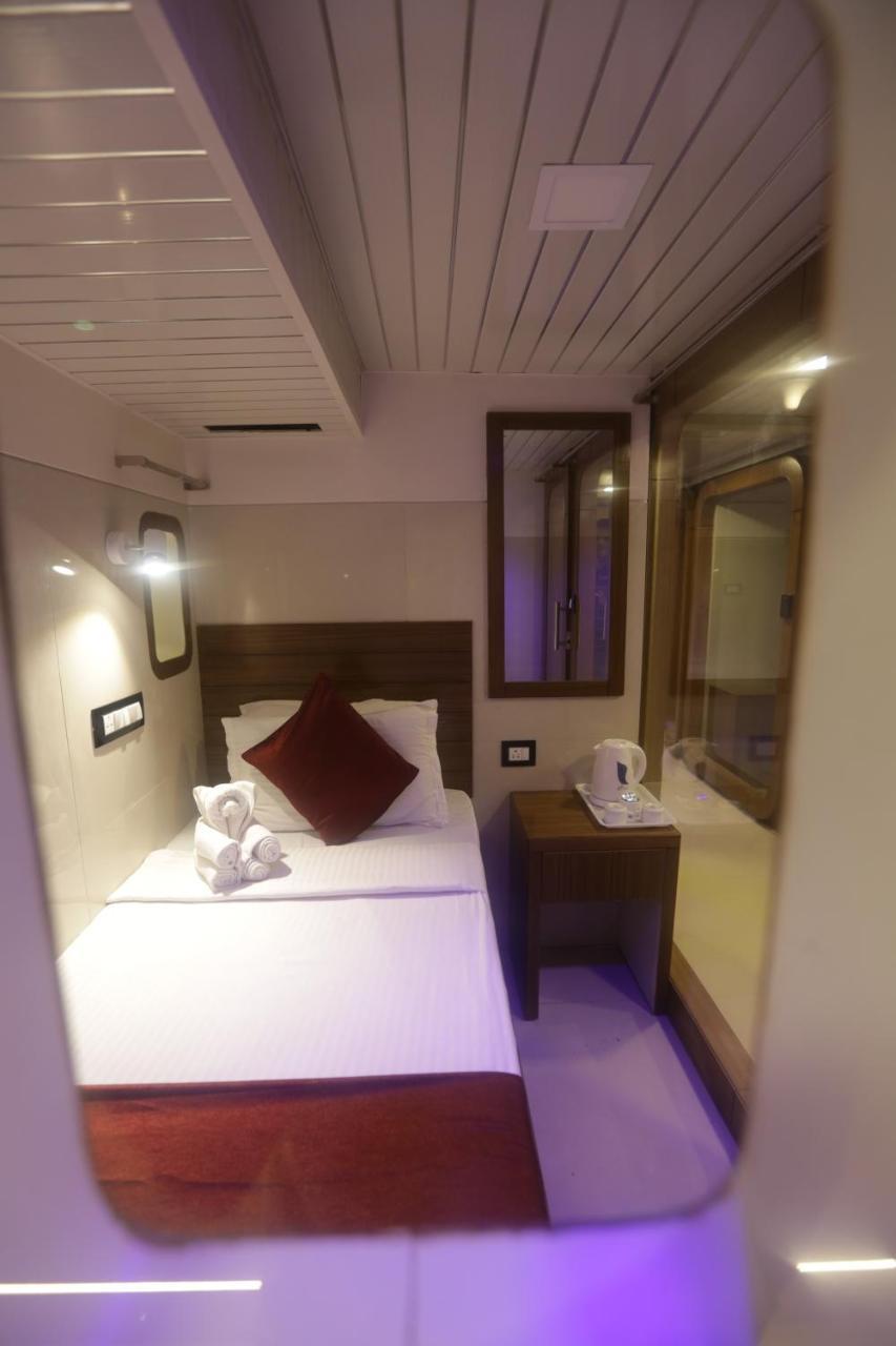 Qubestay Airport Capsule Hotel & Hostel Mumbai Exterior photo