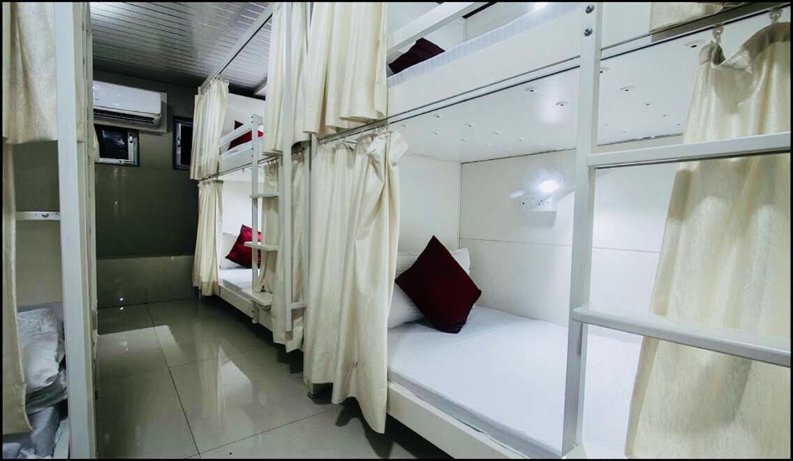 Qubestay Airport Capsule Hotel & Hostel Mumbai Exterior photo