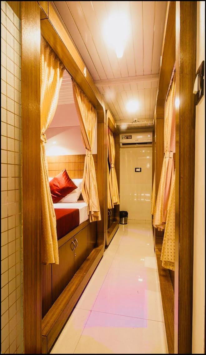 Qubestay Airport Capsule Hotel & Hostel Mumbai Exterior photo